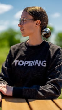 Logo blanc sur chandail noir